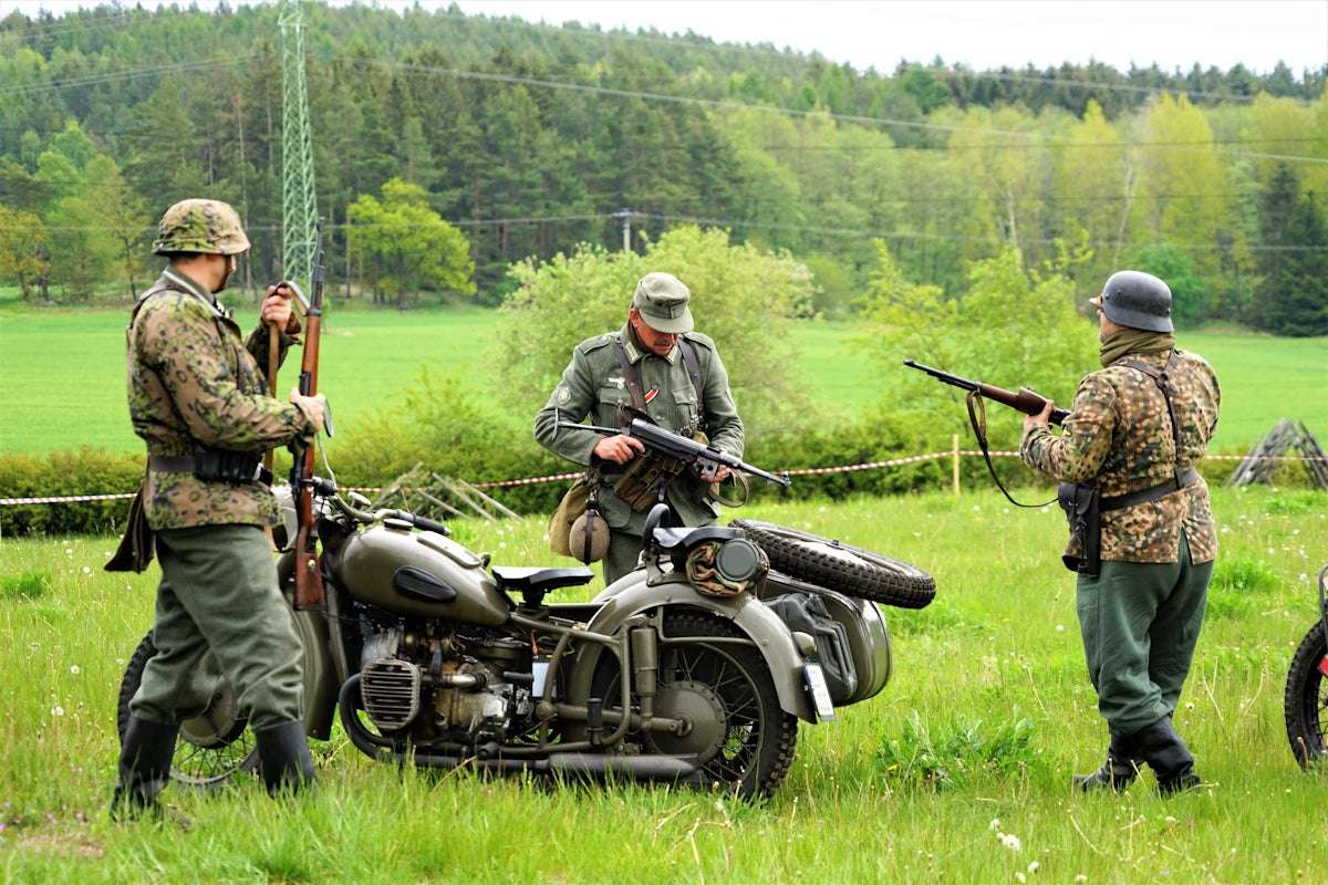 Utforska Det Taktiska Arvet: En Guide till WWII Tyska Heer Uniformer och Splittermuster Kamouflagefärg מערכת