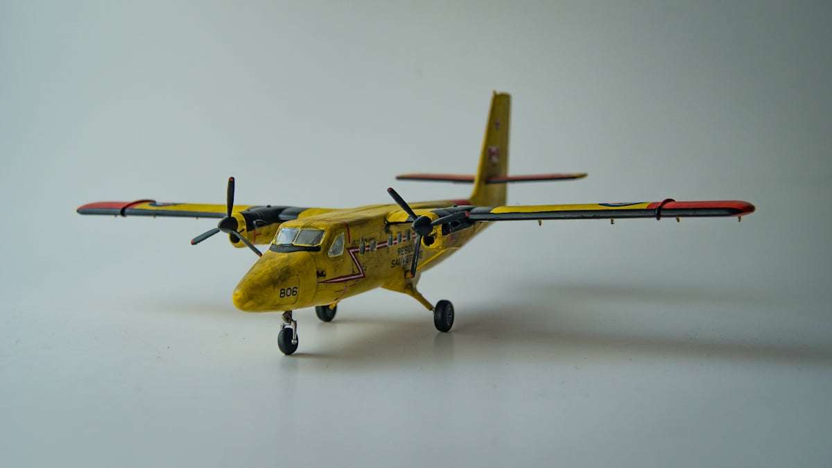 Bygg äventyr i miniatyrskala med Revell 64970 BAe Hawk T.1 Modellset