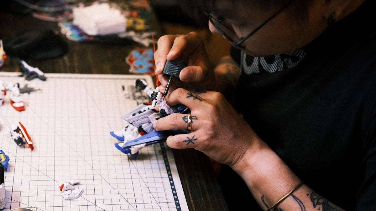 Utforska Detaljerna i HGUC Gundam Zaku Mariner 1144 Byggsats Spänningsfyllda Identifieringar För Modellbyggare