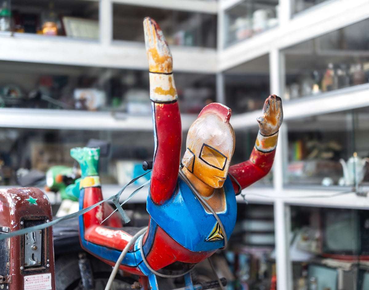 Utforska Styrkan och Karisman i Space Jam 2 Duffy Duck Superman Statue: En Guide för Samlare