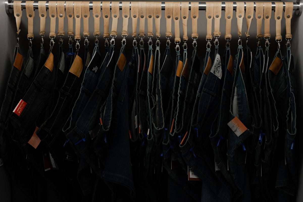 Så stylar kändisar t-shirts för den rätta looken på stan