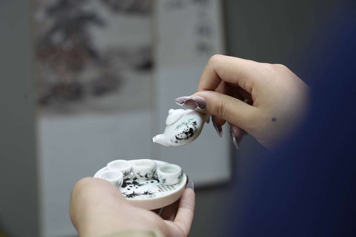 Upptäck Kreativiteten och Detaljerna i Naruto Shippuden Shuriken Akatsuki 3D Mug