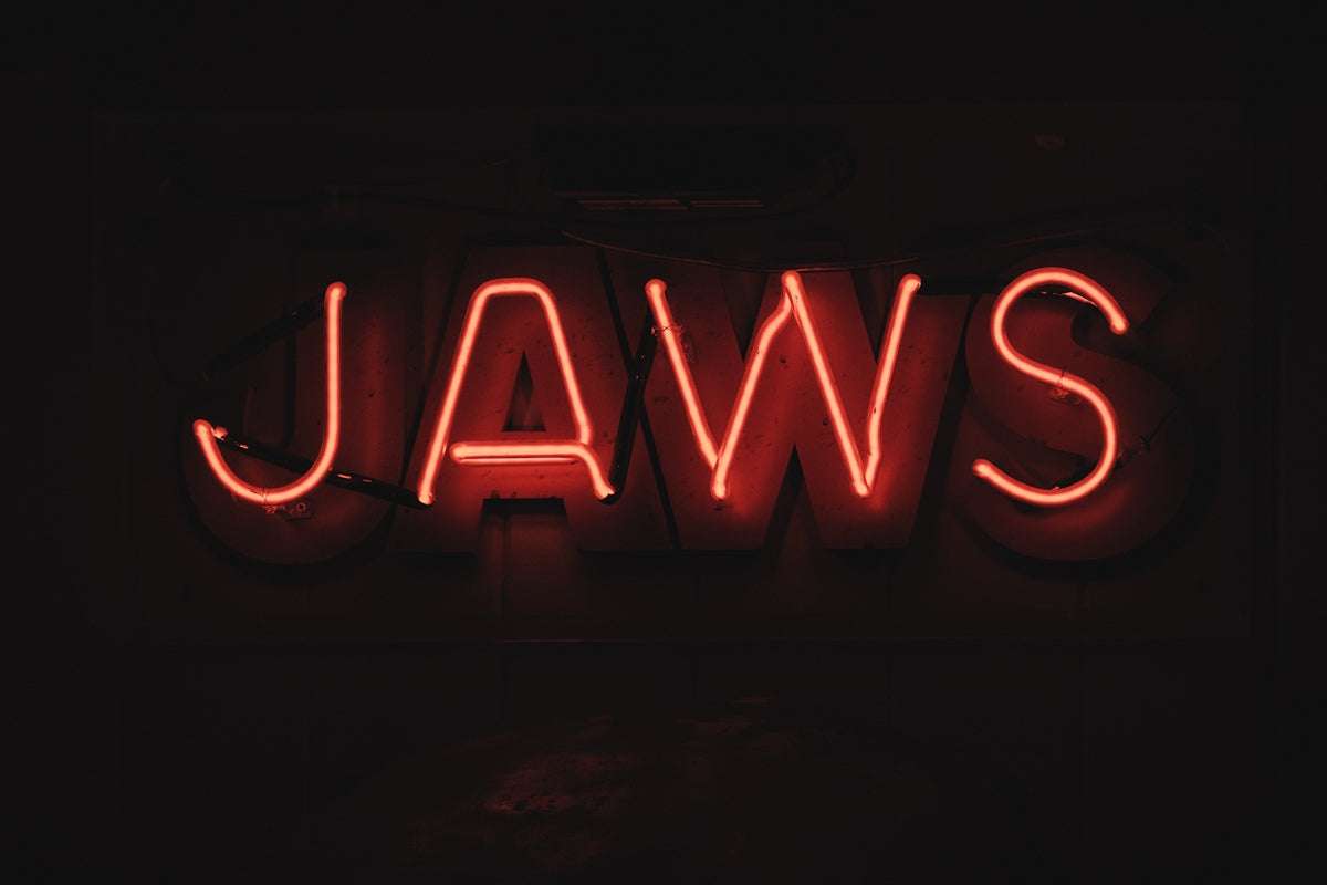 Utforska Den Ultimata 3D-Kombinationen av Jaws Figur och Poster För Samlingsälskare