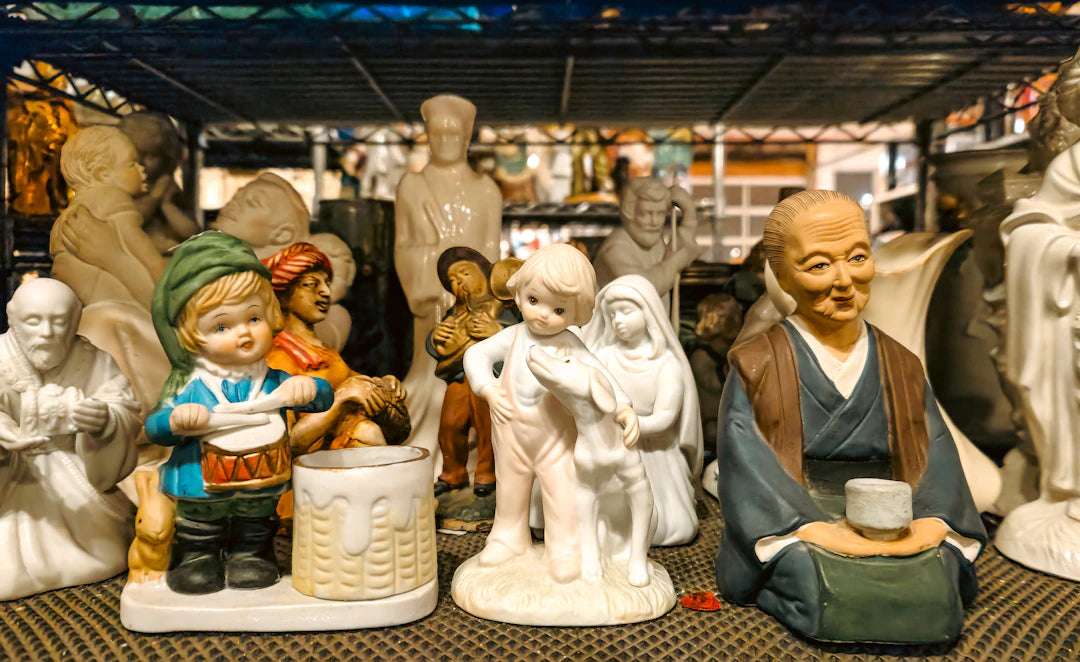 Detaljerade Statyer och Figurer för Enthusiaster