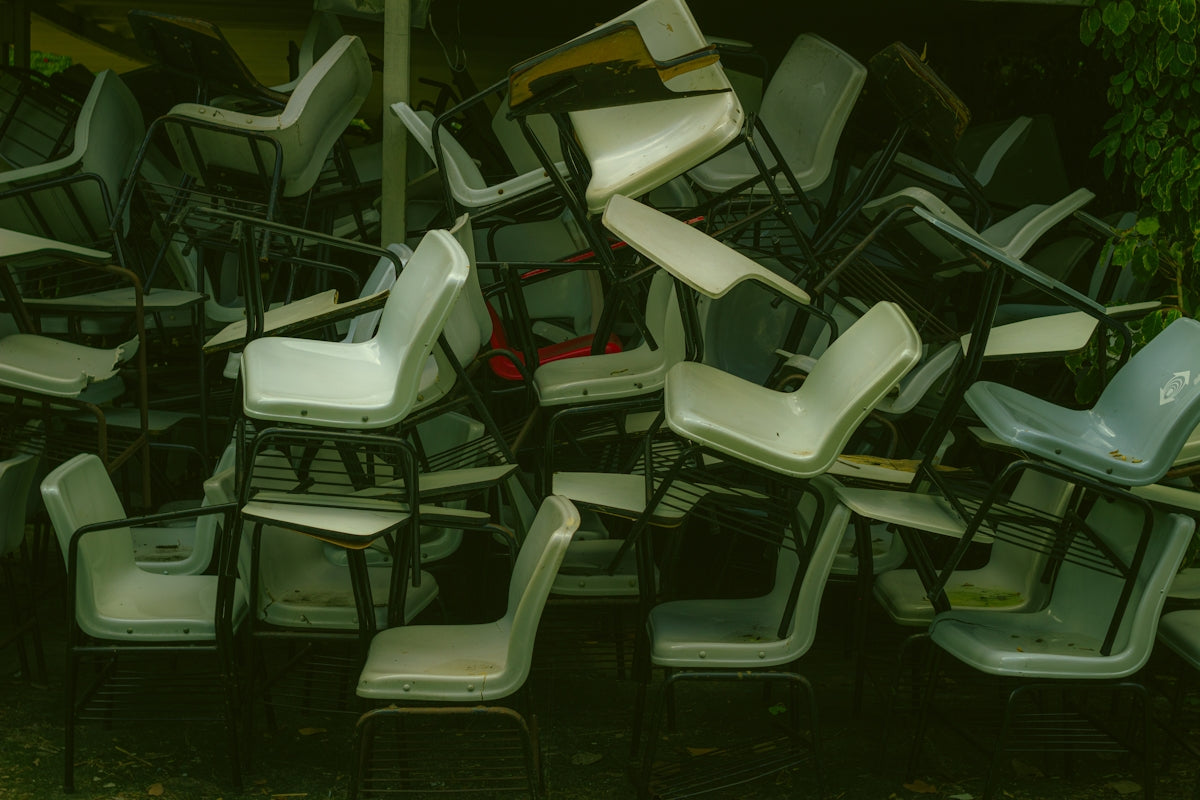 a bunch of chairs sitting next to each other