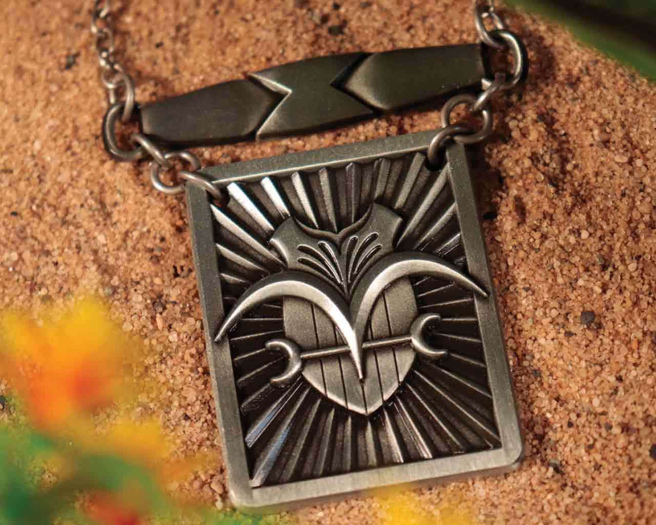 One Piece - Garp's Cloak Fastening Necklace Limited Edition fanattik