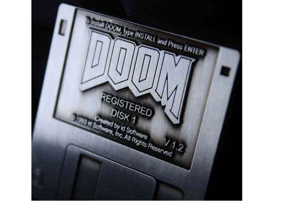 DOOM Floppy Disk Pin Badge fanattik