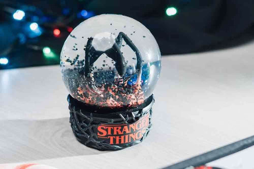 Stranger Things - The Upside Down Snow Globe grupo erik