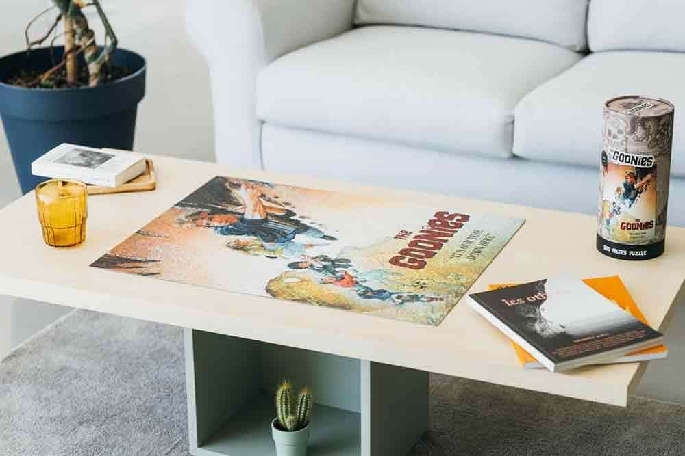 The Goonies 500-delars pussel med dekorativ låda grupo erik