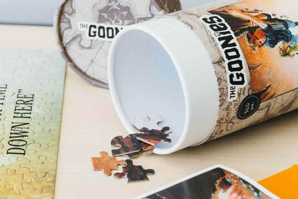 The Goonies 500-delars pussel med dekorativ låda grupo erik