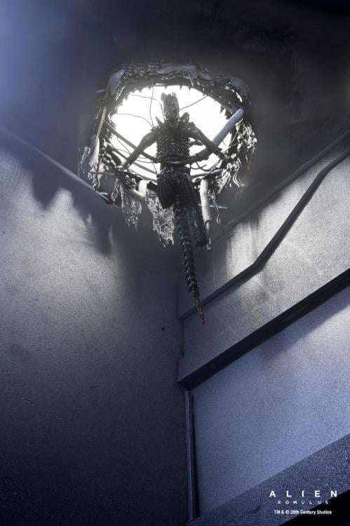 Alien Romulus Deluxe Suspended Lab Xenomorph XX121 Action Figure neca