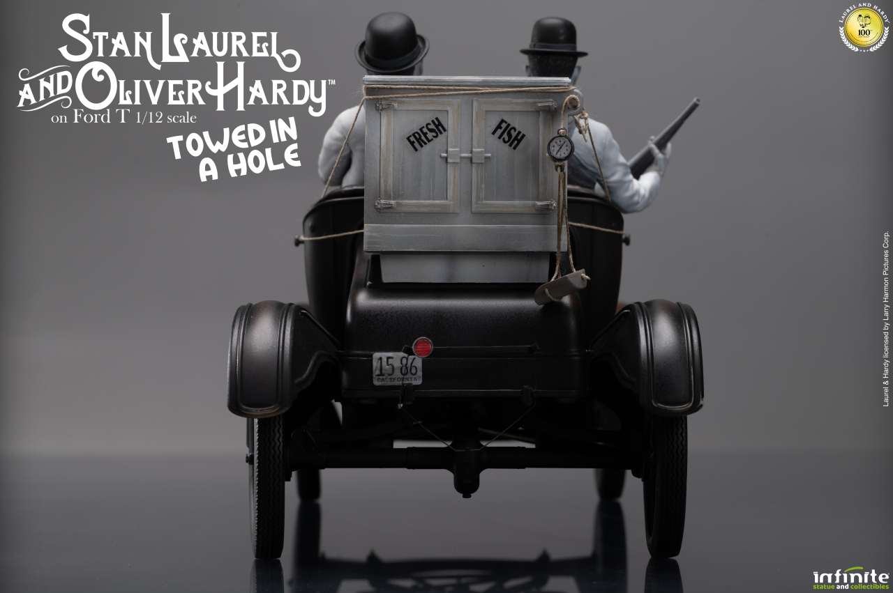 Laurel & Hardy Towed In A Hole Ford T 1/12 Skala infinite statue