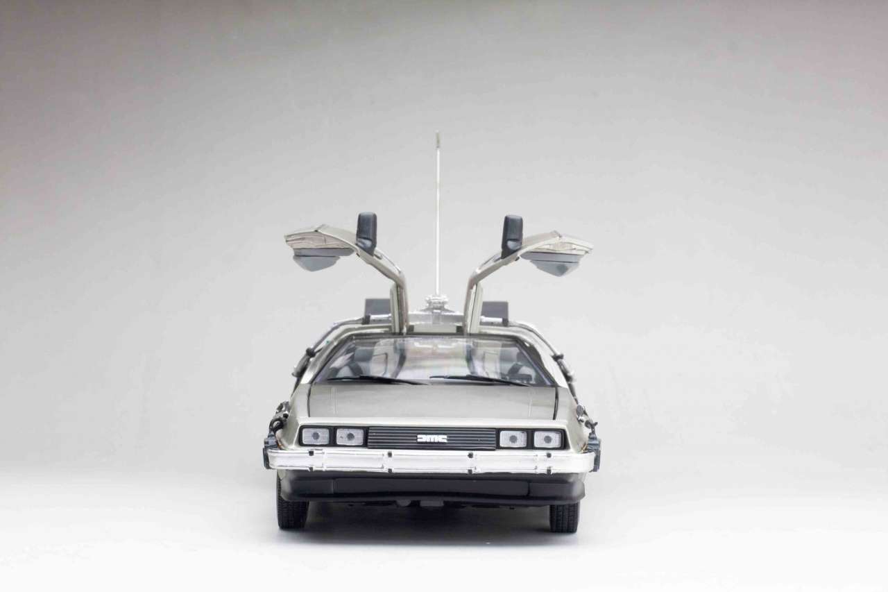 Back to the Future DeLorean Die-Cast 1:18 Skala Modell sunstar