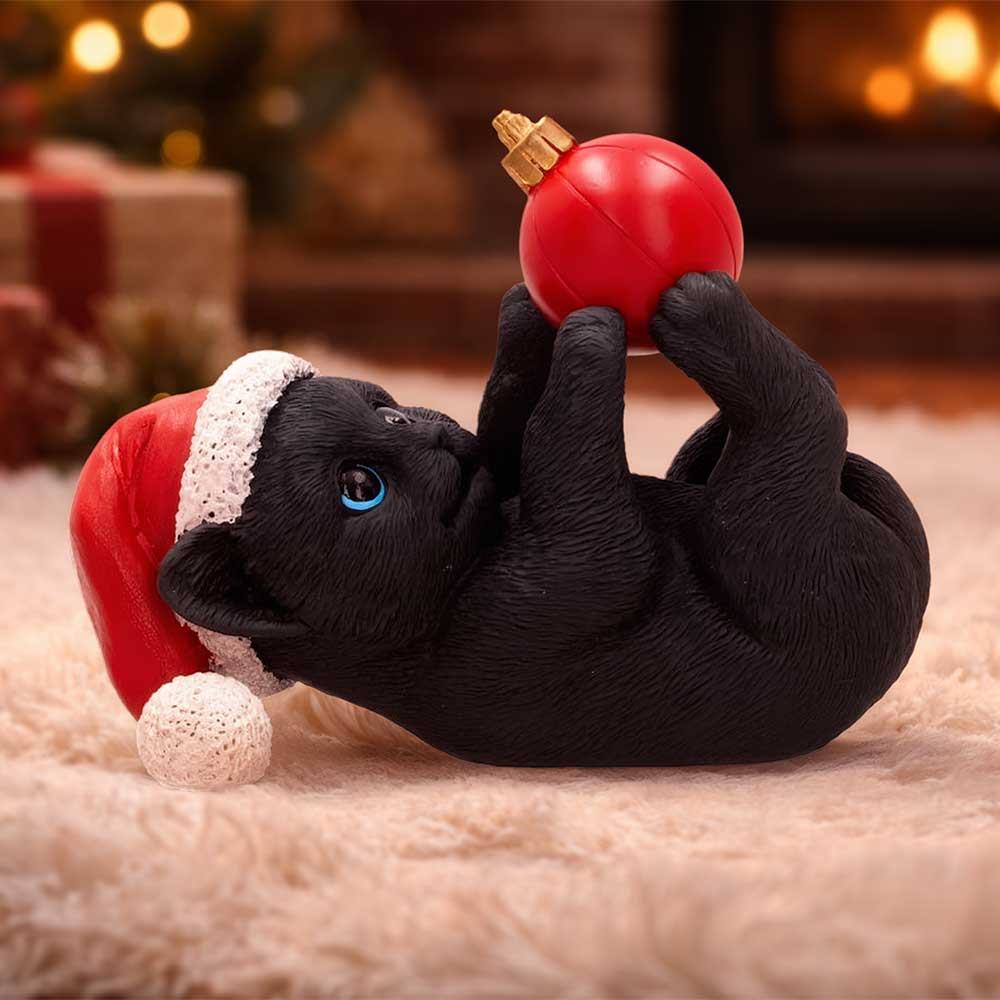 Svart Katt i Tomteluva som Leker med Julgranskula Figur