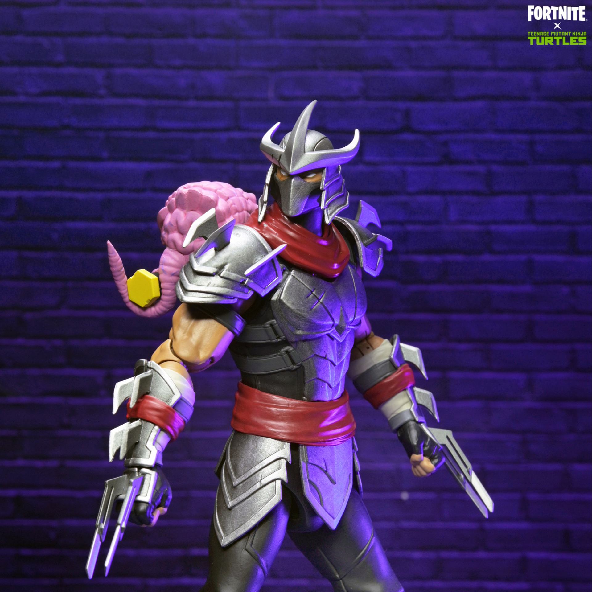 Teenage Mutant Ninja Turtles Fortnite Shredder Actionfigur i 18 cm skala med utbytbara händer, magnetisk Krang-ryggsäck och exklusivt Fortnite-kod