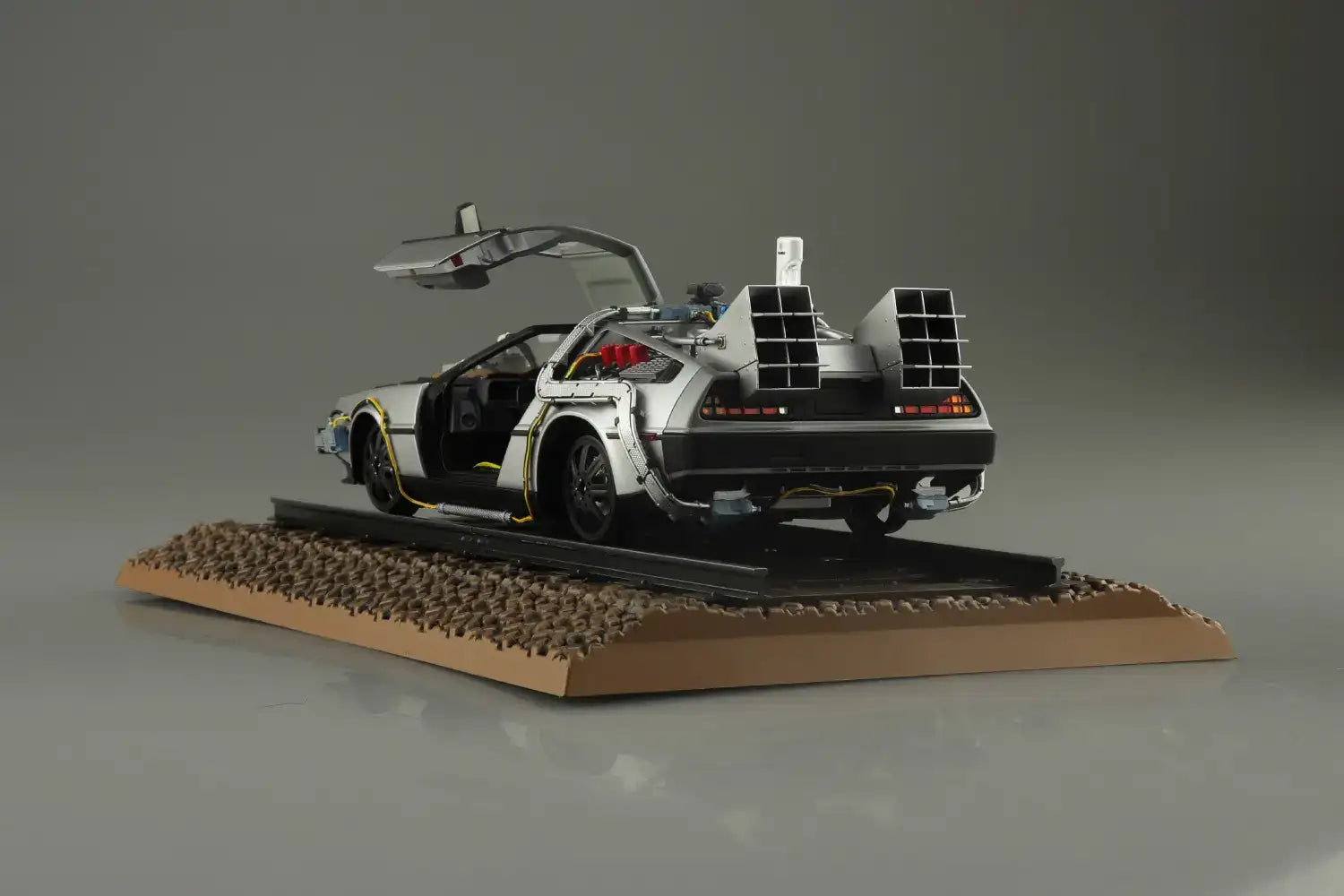 BTTF TIME MACHINE FROM BACK TO THE FUTURE PART I WITH FIGURE MK 1/24 3