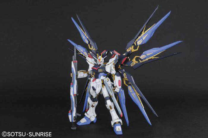 PG Gundam Strike Freedom 1/60 – Perfekt för Samlare och Modellbyggare bandai model kit gunpla