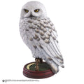 Harry Potter Hedwig Figur i Handmålad Resin, 24 cm på Träbas