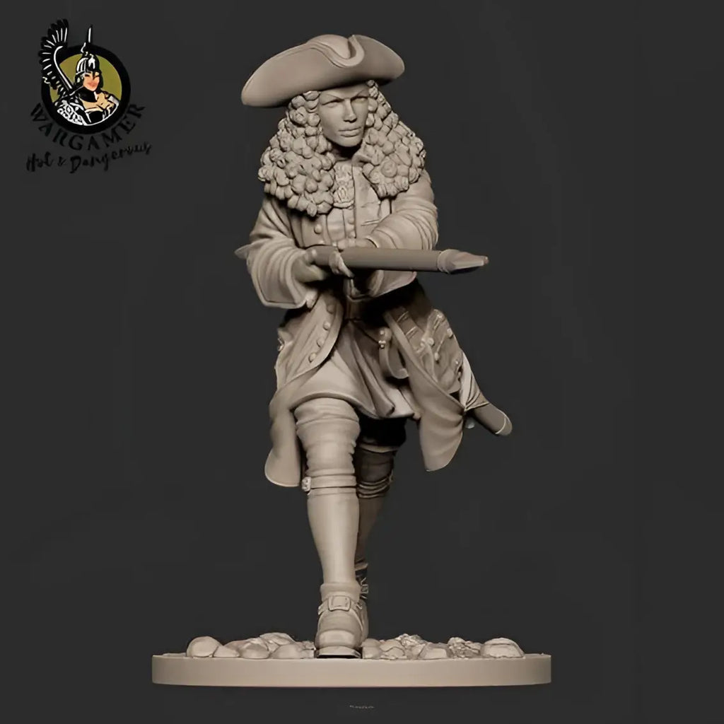 En detaljerad omålad resinminiatyr av en 1700-talskolonialsoldat i tidsenlig klädsel, med en utsmyckad trehörning och voluminös lockig peruk.