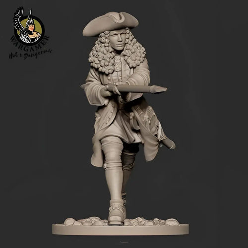 En detaljerad omålad resinminiatyr av en 1700-talskolonialsoldat i tidsenlig klädsel, med en utsmyckad trehörning och voluminös lockig peruk.