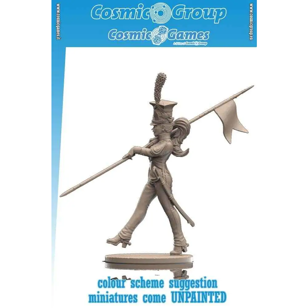 Ofärgad beige miniatyrfigur av kvinnlig trumslagare i uniform med hög hatt och flagga, 54 mm Basia Chevaux-Légère av Garde