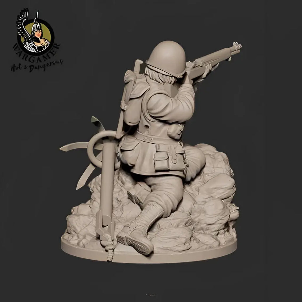 54 mm Betty the Ranger miniatyr: okfärgad beige plastsoldat i stridsmundering med gevär, knäböjd på stenig terräng
