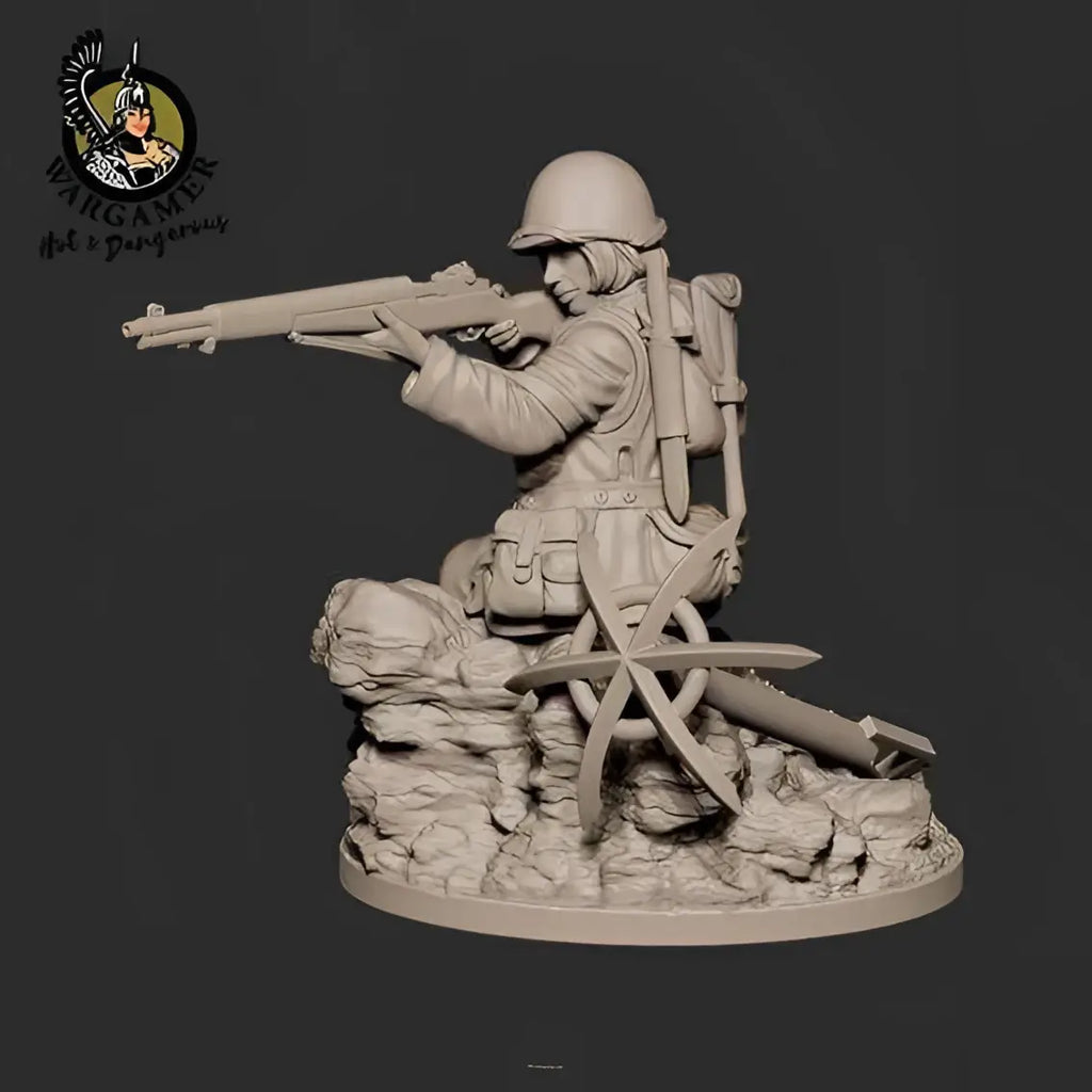Grå plastminiatyr av Betty the Ranger, 54 mm, soldat med gevär på klippig terräng