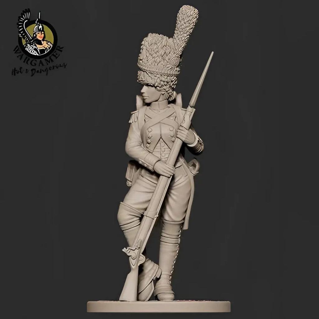 Detaljerad omålad 54 mm miniatyr av Celines Gamla Garde-grenadjär i historisk uniform med ornamenterad hatt och gevär