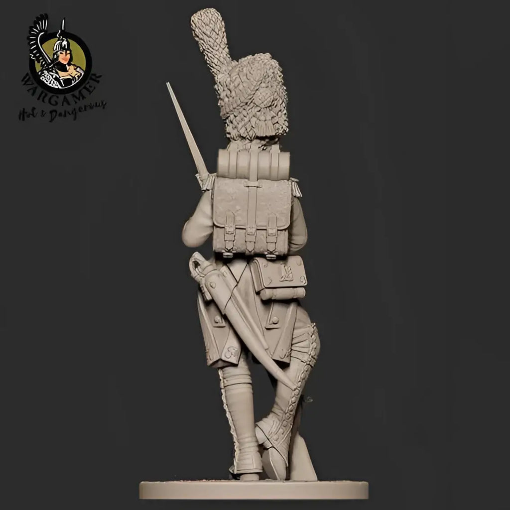 Ommålad grå plastminiatyr av gammalvaktens grenadjär, 54 mm Celine-soldat i historisk uniform med pälsmössa och gevär