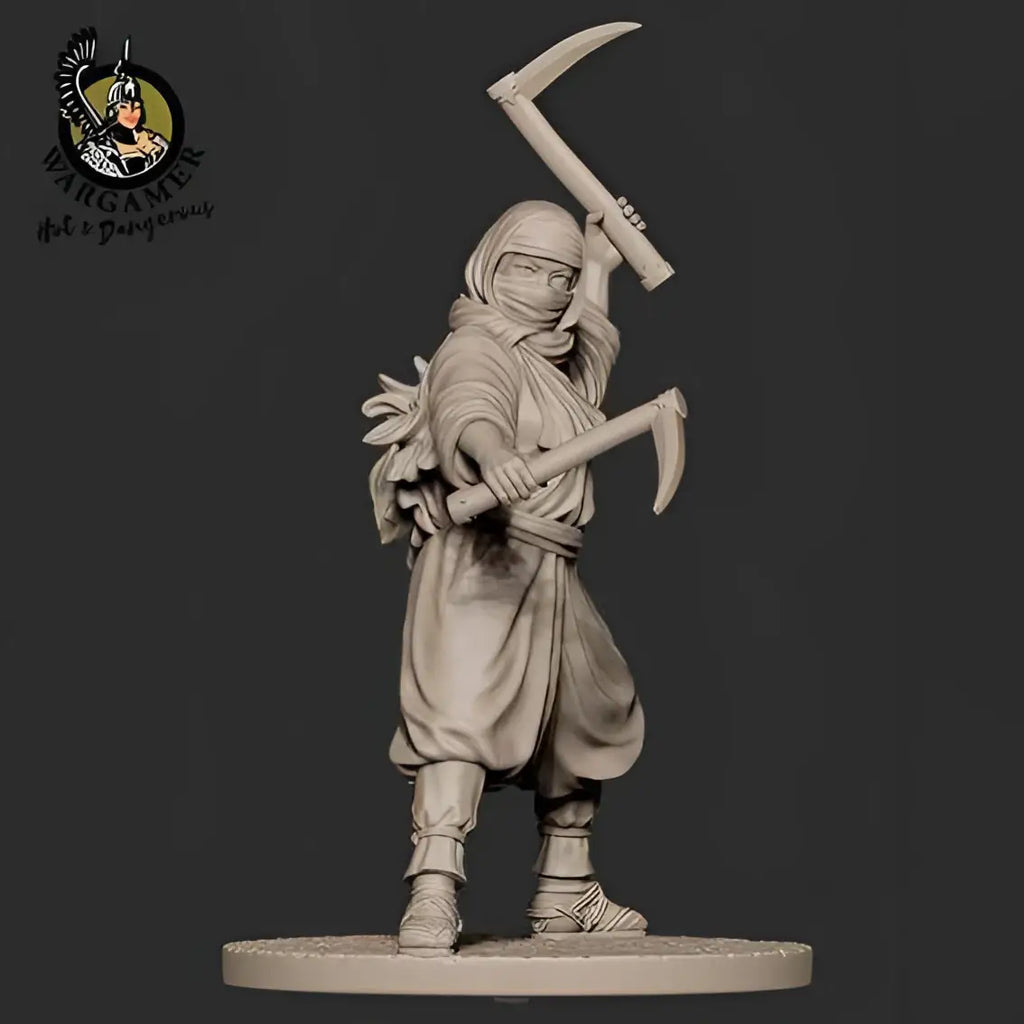 Ofärgad grå resinminiatur av ninja Fujiko med dubbla yxor på rund bas