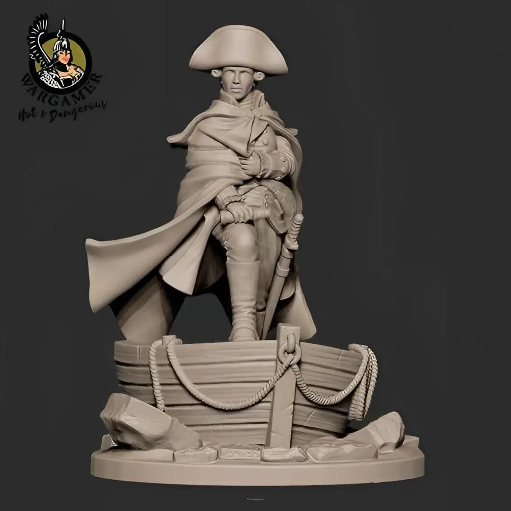 Detaljerad beige resinminiatyr av Napoleon Bonaparte i trehörnshatt och militärrock, sittande på träbåt med rep. 54 mm Georgette