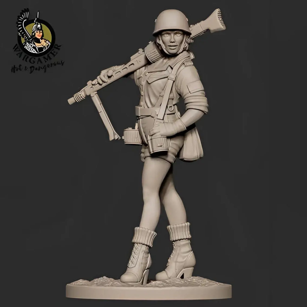 Obmålad beige plastminiatyr av Johanna Dust 1947 Flicka, kvinnlig soldat i stridsutrustning med höga stövlar och hängd AK