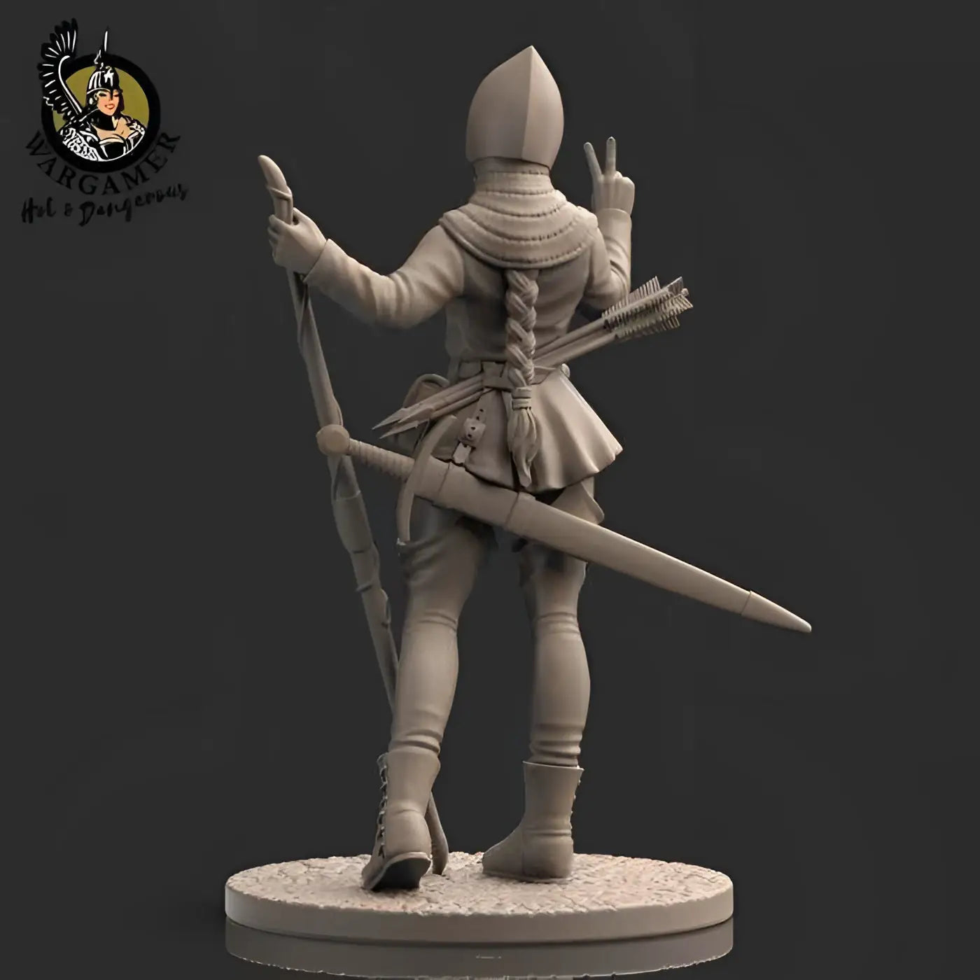 54 mm Rosie the Bowmen Miniature: grå resinfigur av kvinnlig krigare i medeltida rustning med spjut, svärd och pilar på ryggen