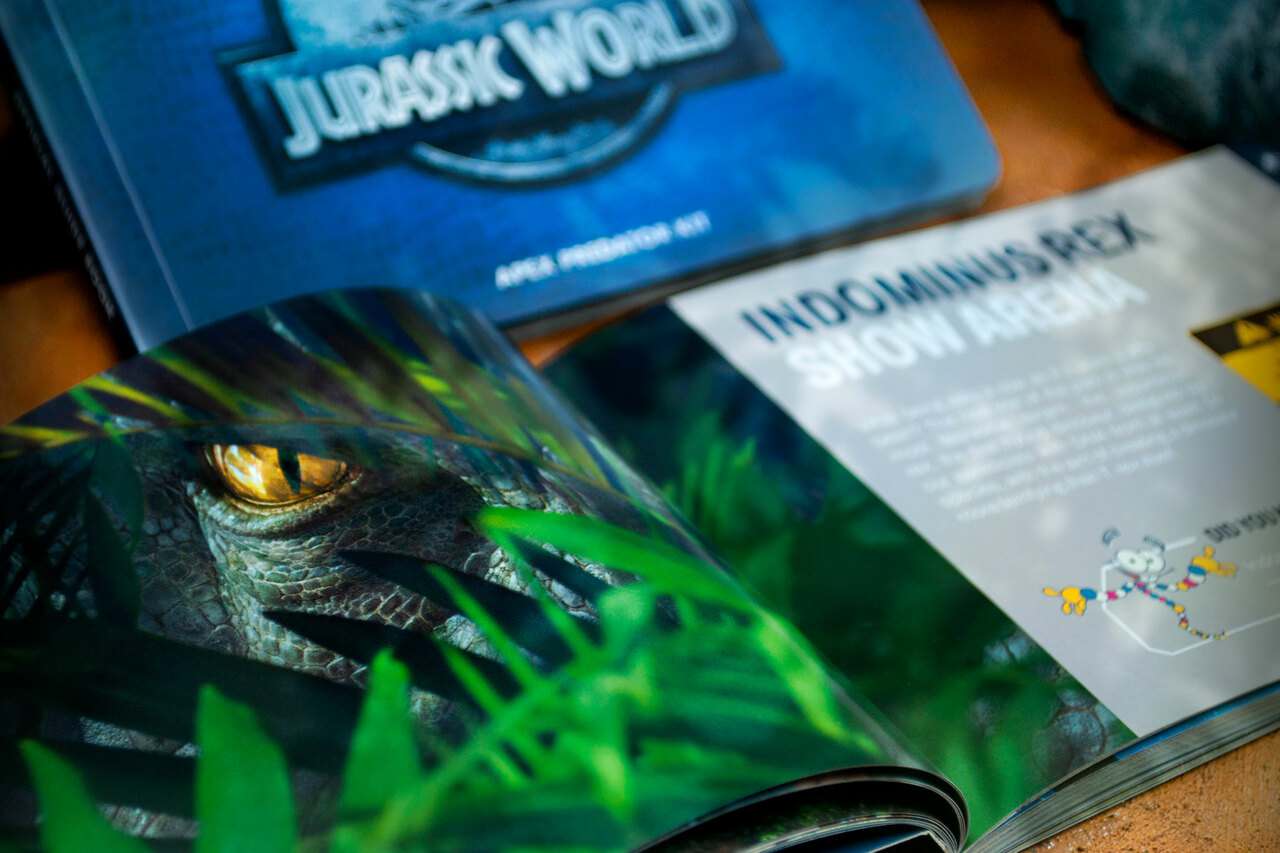 Jurassic World APEX Predator Kit doctor collector