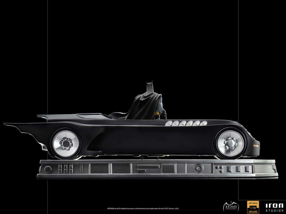 Batman Staty med Batmobile 1/10 Deluxe Art Skala iron studios