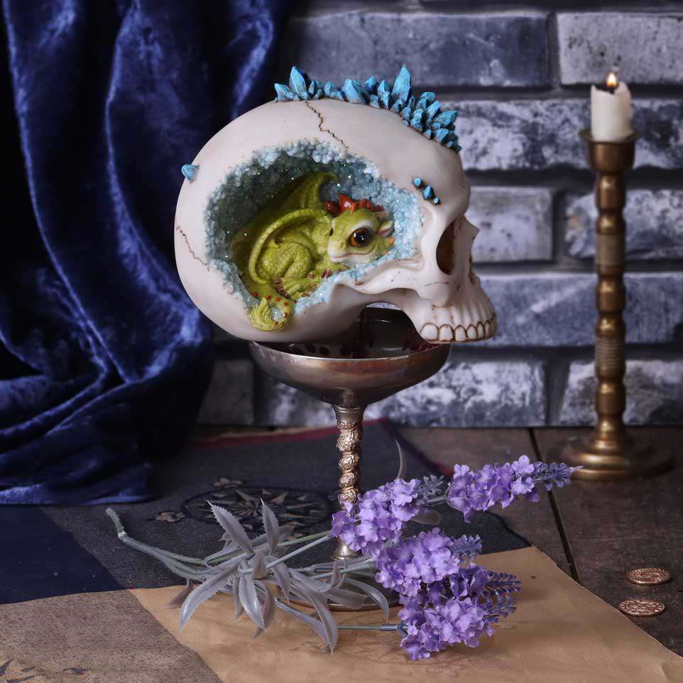 Skull Crystal Cave Blue Dragon – Eleganta Resin Skallar nemesis now