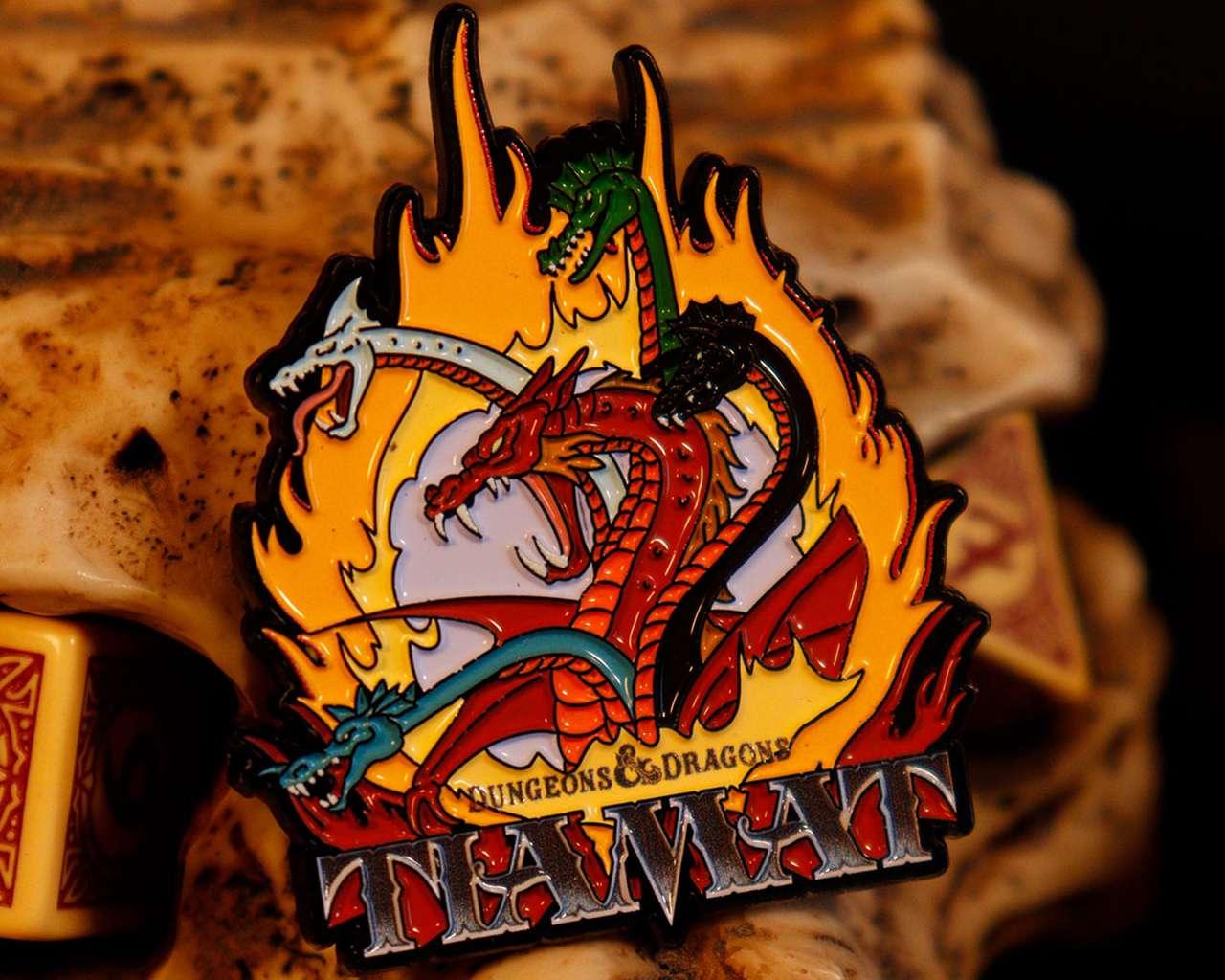 Dungeons & Dragons: Tiamat Pin Badge - 40th Anniversary - Robotto