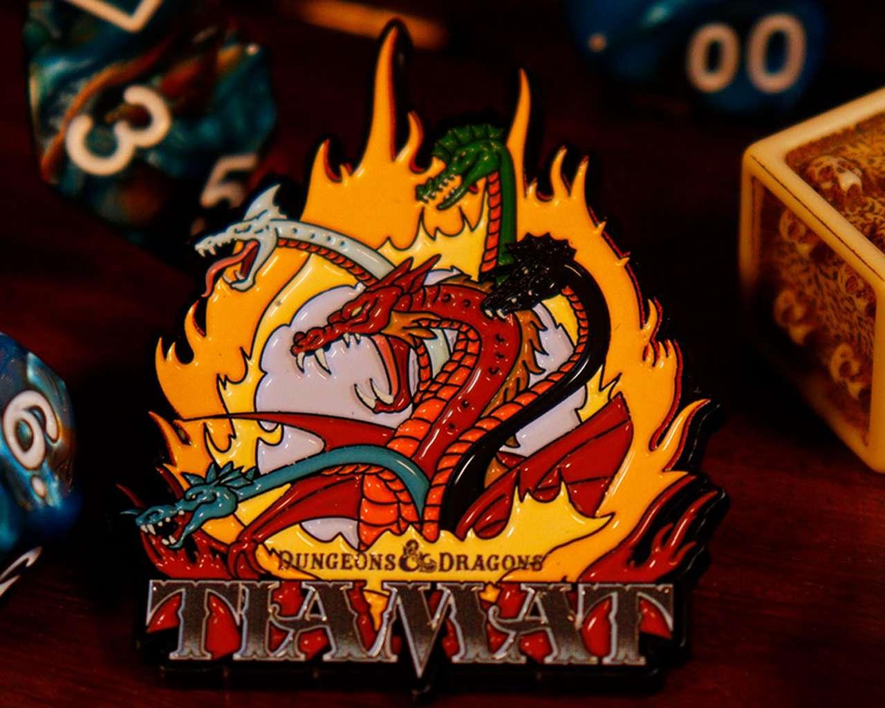 Dungeons & Dragons: Tiamat Pin Badge - 40th Anniversary - Robotto