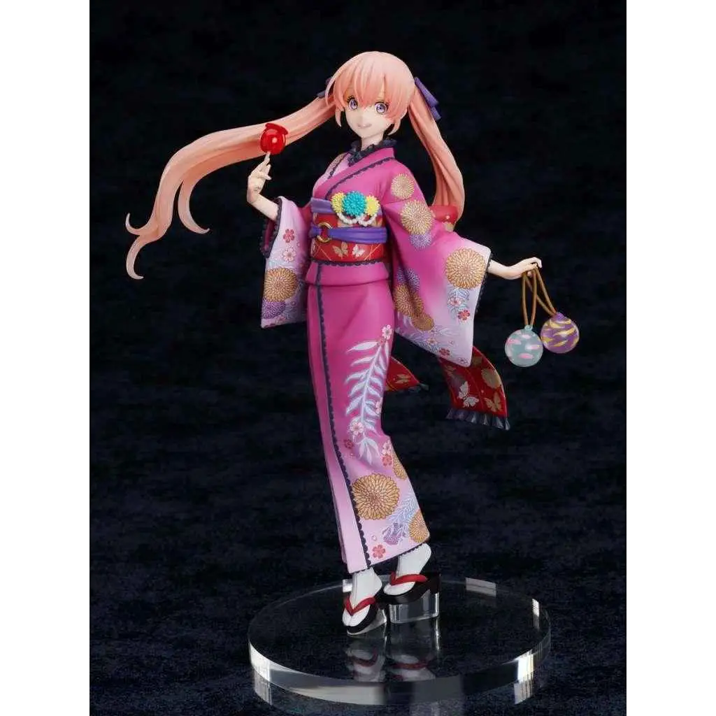 Erika Amano i yukata, animefigur med rosa mönster, persikohår, röd lolli och ornament