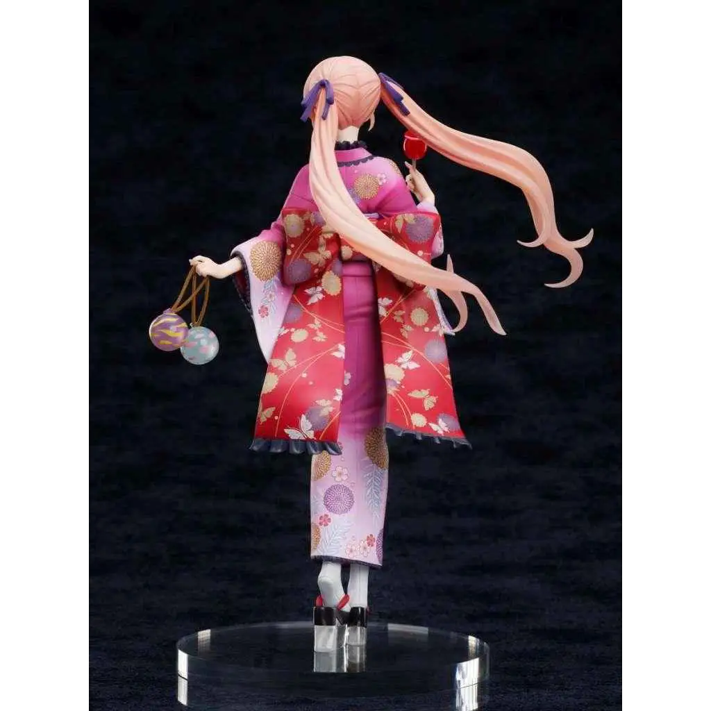 Erika Amano i yukata-figur med rosa-röda mönster och persikofärgade flätor på klar bas