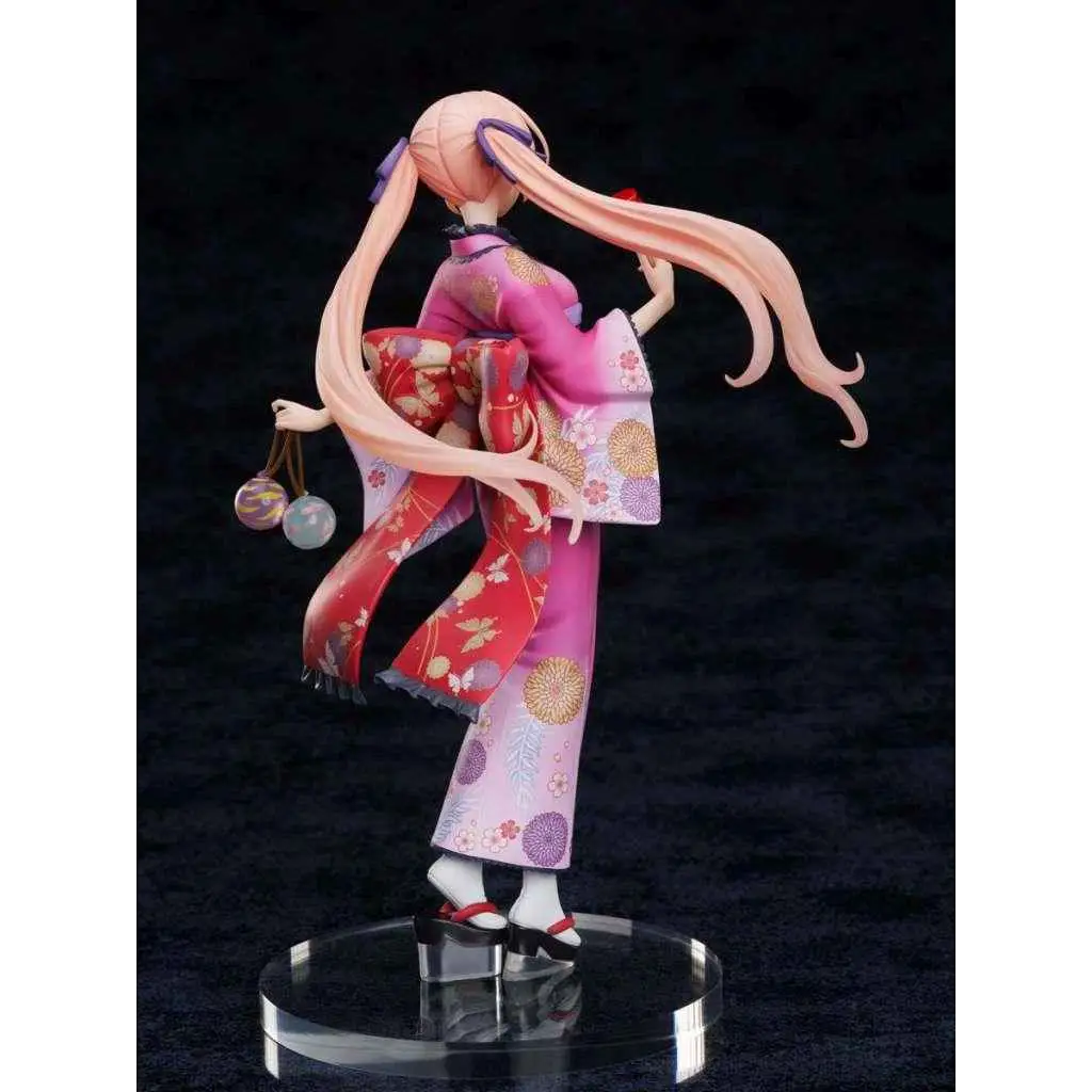 Detaljerad figur av Erika Amano i yukata med rosa hår och blommönster