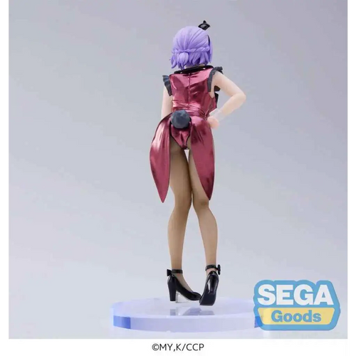 Lila håret animefigur Hiro Segawa i röd metallisk outfit med svarta accenter