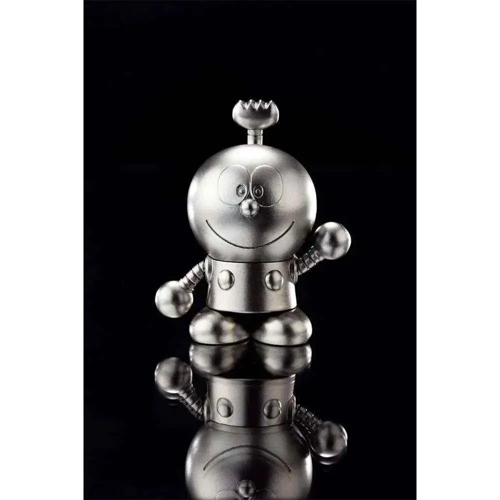 Silvrig metallrobotfigur med rund huvud, leende ansikte och ledade lemmar från Absolute Chogokin Fujiko F Fujio AST