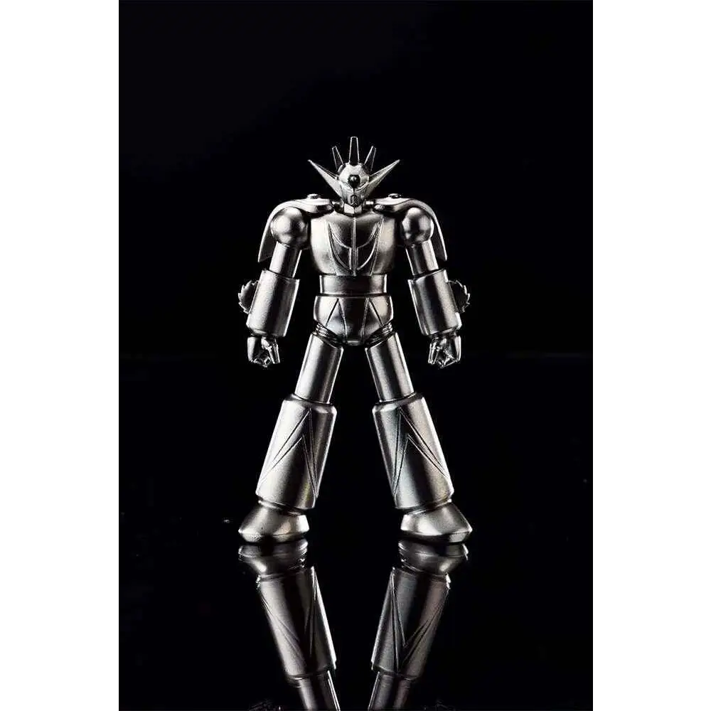 Silver metallisk robotfigur med vinklad, segmenterad rustning och spetsig kronliknande huvuddel i Absolute Chogokin Getter Dragon