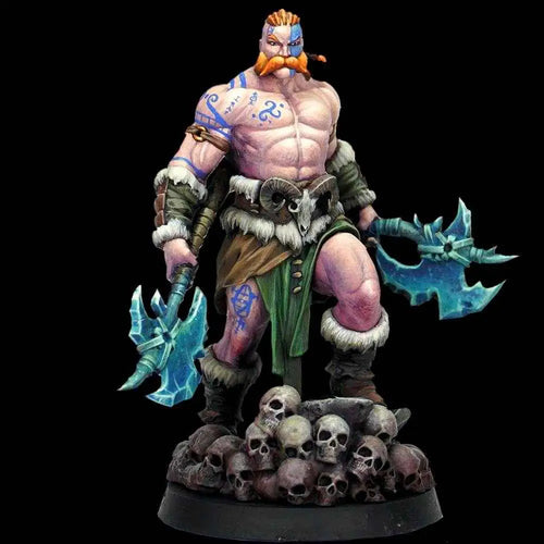 Bjorvin the Barbarian 32mm figurine: muskulös krigare med orange skägg, blå tatueringar och grön pälskantad rustning på skallehög
