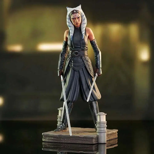Ahsoka Tano Mandalorian säsong 2 staty i svart och silver med detaljerad rustning, dubbla ljussvärd och huva