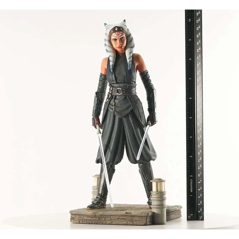 Detaljerad svartgrå Ahsoka Tano-statyett med intrikat rustning, dubbla ljussvärd och texturerad bas från Mandalorian S2 av Gentle Giant Ltd
