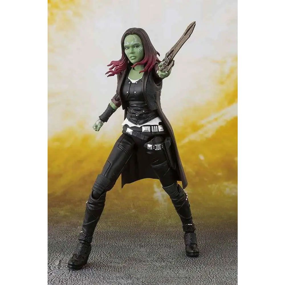 S.H. Figuarts Aiw Gamora actionfigur i svart och grön, dynamisk pose med vapen