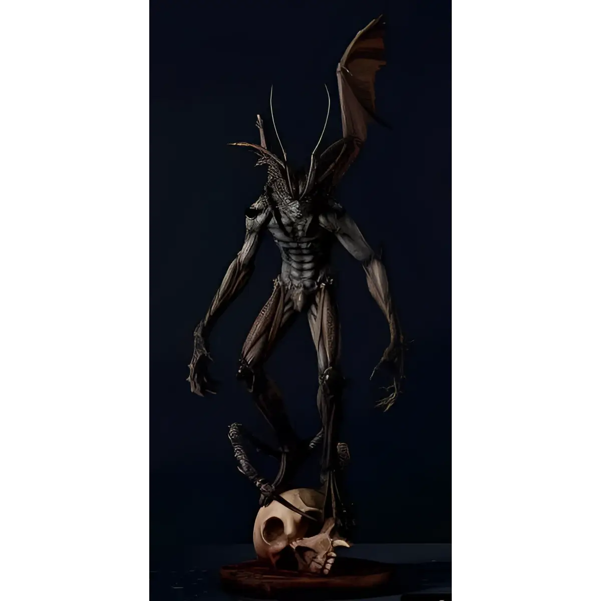 Mörk, detaljerad demonfigur med fladdermusvingar och skelettlem på skallebas. Amon: Apocalypse of Devilman 1/6 staty