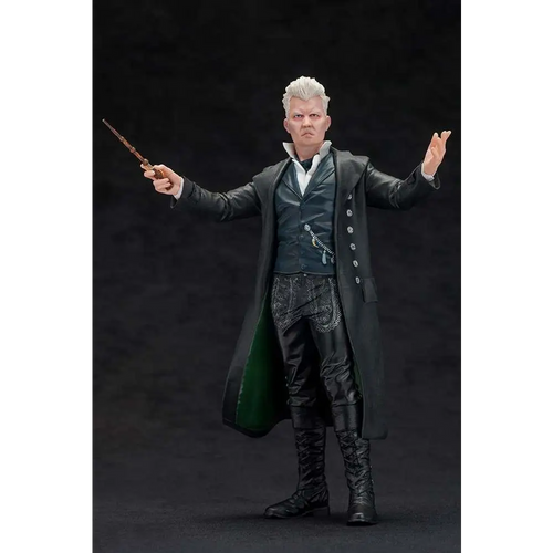 ARTFX+ Gellert Grindelwald-staty med svart läderkappa, grön foder, mörk väst, mönstrade byxor och svarta stövlar
